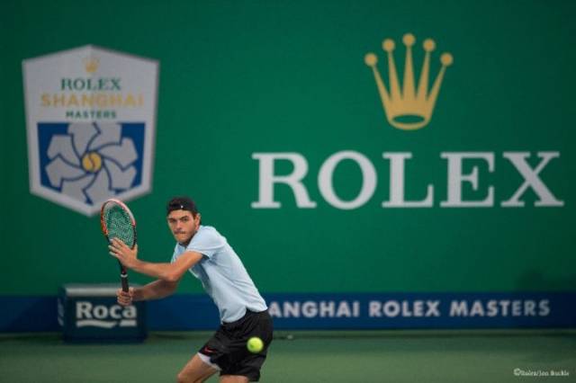 露头角并占 露头角并占