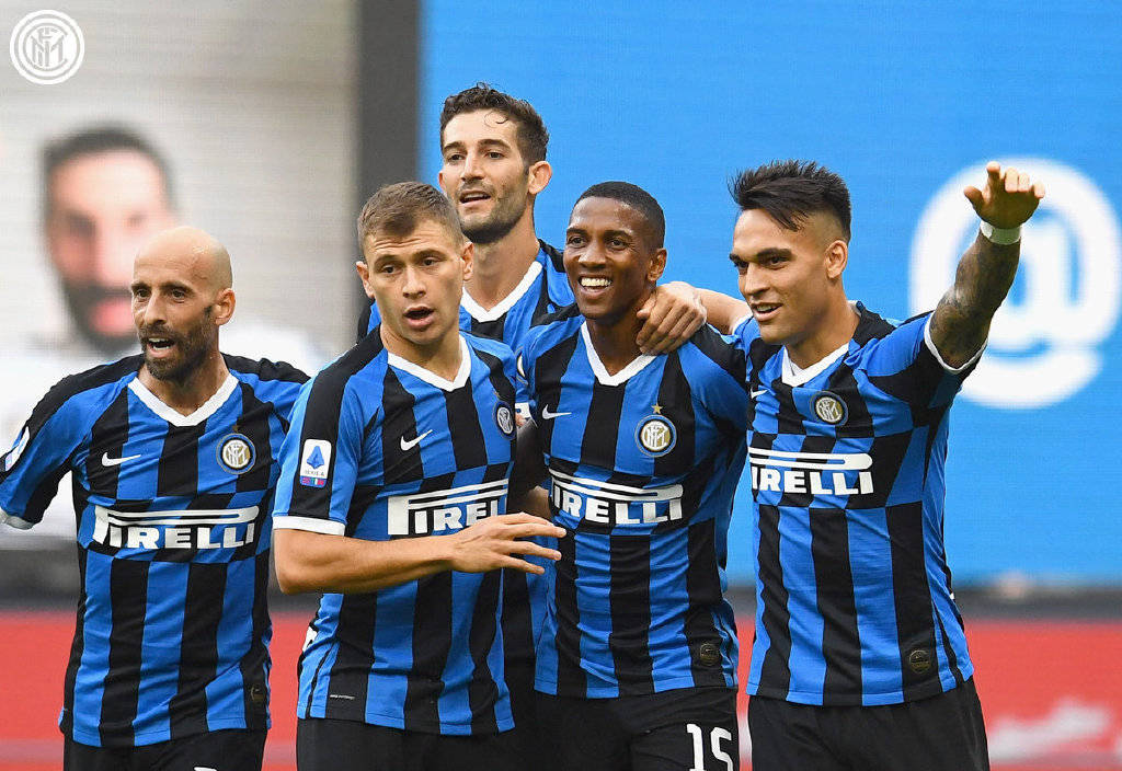 显得犹疑 显得犹疑